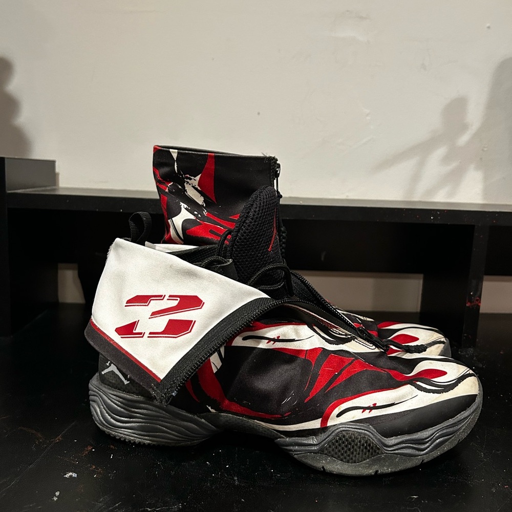 Jordan 28 Playoffs (Oak Hill) size 7.5 men’s